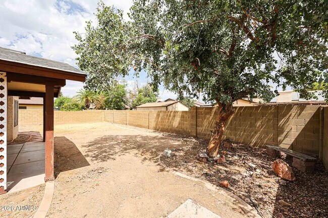 Building Photo - 6320 W Paradise Ln