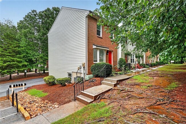 Building Photo - 226 High Creek Dr