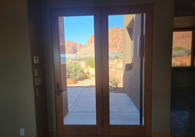 Building Photo - Beautiful Desert Oasis! 3 Bedroom, Single ...