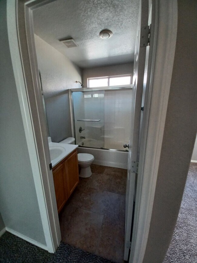 Building Photo - Spacious Tri-Level Home with 4 Bedrooms & ...