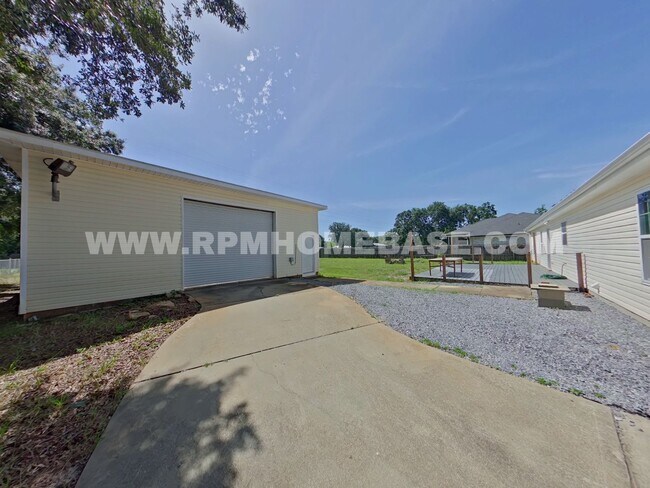 Building Photo - 4 Bed Navarre Home on Half+ Acre, Fenced Yard & Detached Garage Near Hurlburt