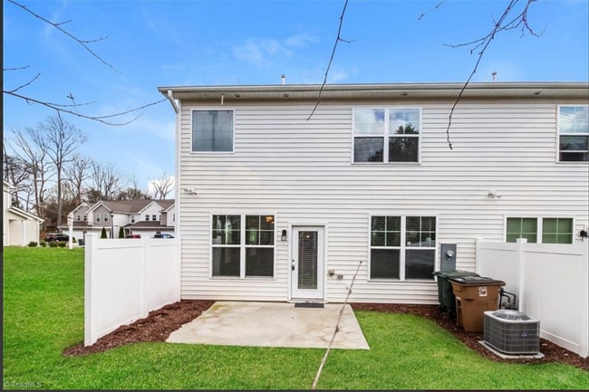 Building Photo - Impeccable maintenance-free 2 level 4 bedr...