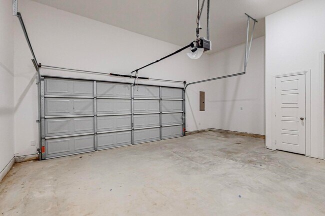 Building Photo - 4 Bed 3 Bath Luxurious Townhome in Frisco!