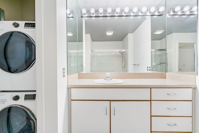 Building Photo - Riverplace Condominiums - 1 bed/1 bath cor...