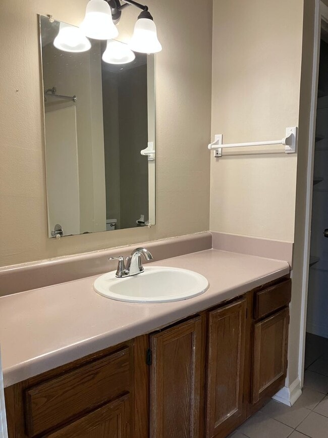 Building Photo - 2 story end unit condo - 1 month free