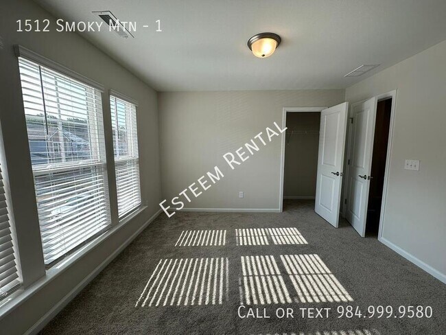 Building Photo - 1512 Smoky Mountains St