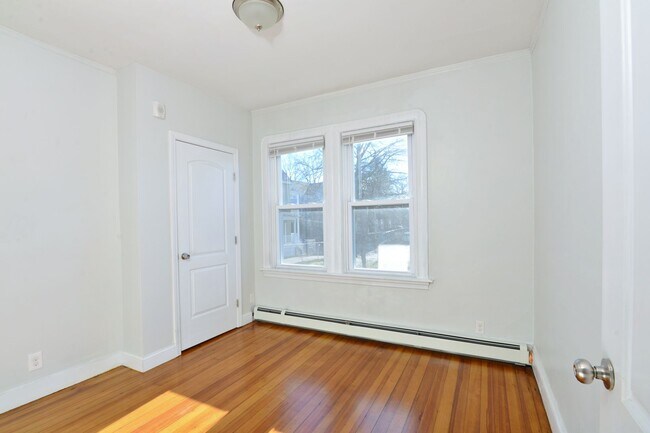 Building Photo - Great location! Updated 3 bedroom 1 Bathro...