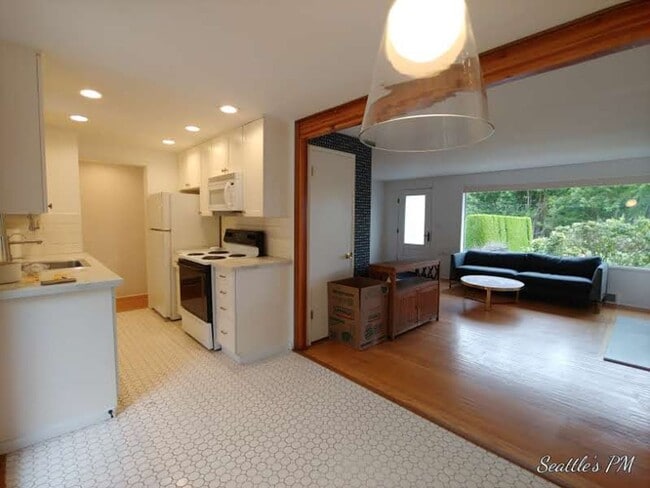 Building Photo - Beautifully Updated Magnolia House- 3 Bedr...
