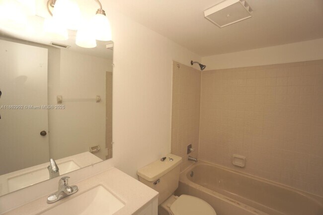 Building Photo - 820 Twin Lakes Dr