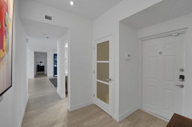 Building Photo - 4114 W Palm Aire Dr