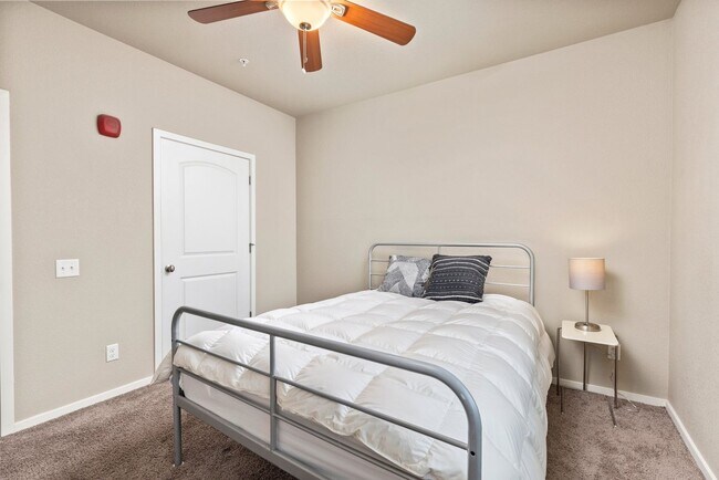 Building Photo - Clean and Modern Ground-Floor Condo with C...