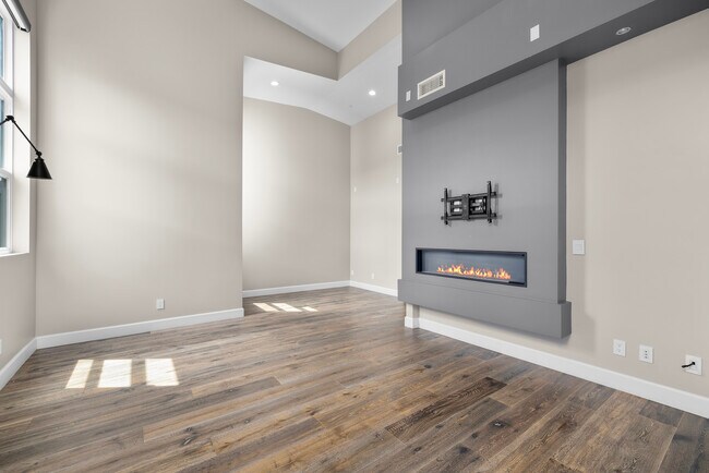 Building Photo - 2415 Carnegie Ln
