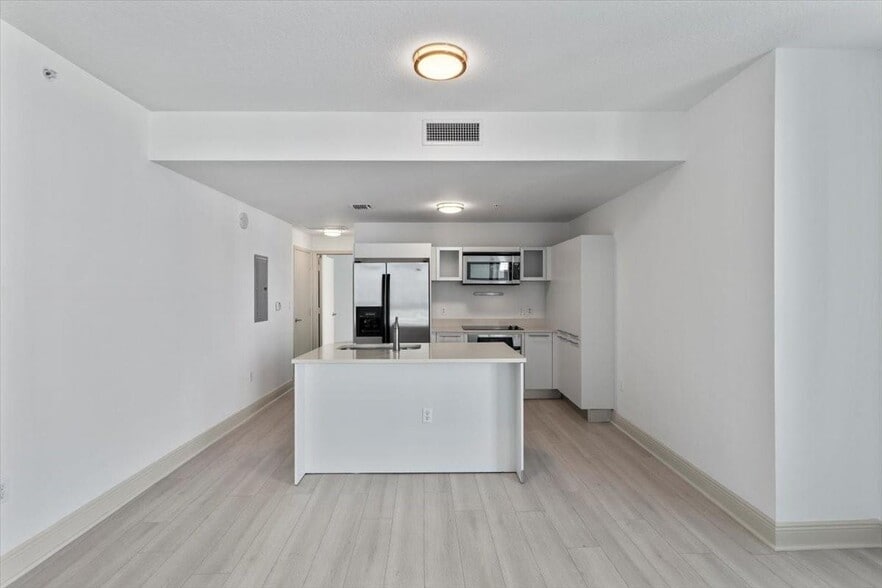 Building Photo - 1900 N Bayshore Dr