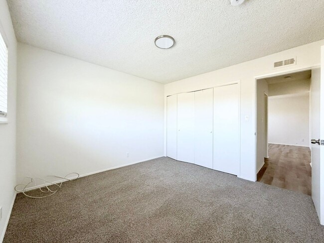 Building Photo - Single Level Duplex!