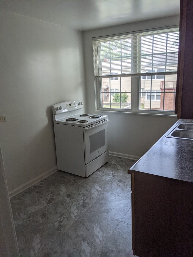 Building Photo - Farragurt Rd. 113-127