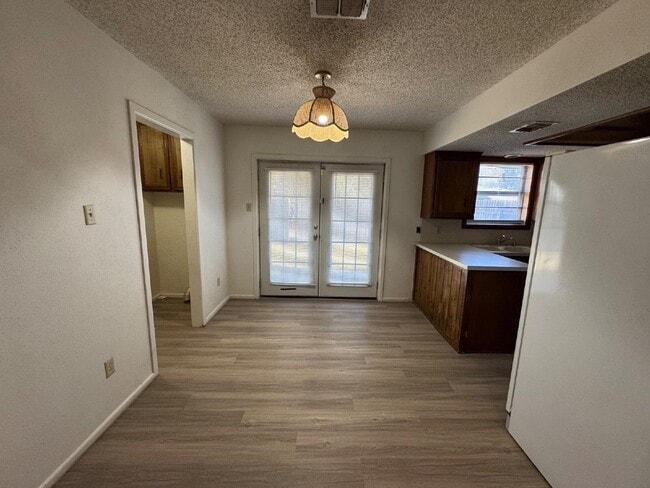 Building Photo - Beautiful 2-Bedroom Duplex with Fireplace!