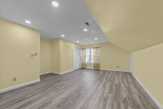 Building Photo - 832 Chalbourne Dr