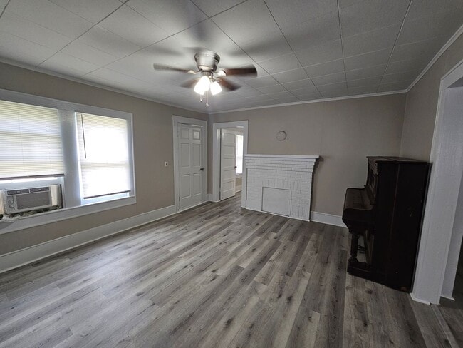 Building Photo - Newly Renovated 2 Bedroom with Bonus Room,...