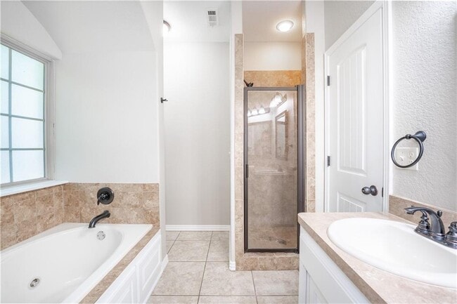 Building Photo - 1536 N Oakhaven Pl