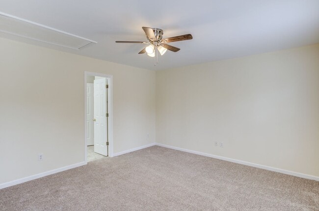 Building Photo - 3 Bedroom Townhouse in Wakefield with 1 Ca...