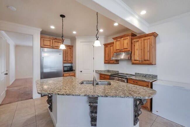 Building Photo - Beautiful Townhouse w attached 2 car garage in Orem