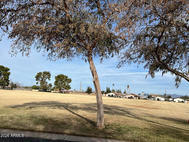 Building Photo - 102 E Ivy St