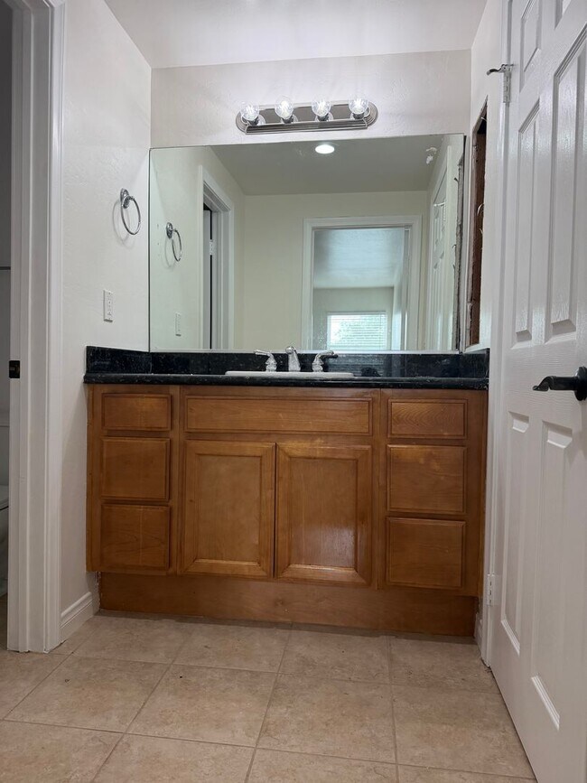 Building Photo - Beautiful 1BD w/ Reserved Parking and Laundry On-Site in Pacific Beach!