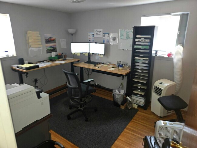 Building Photo - 205 Meadowlawn Rd