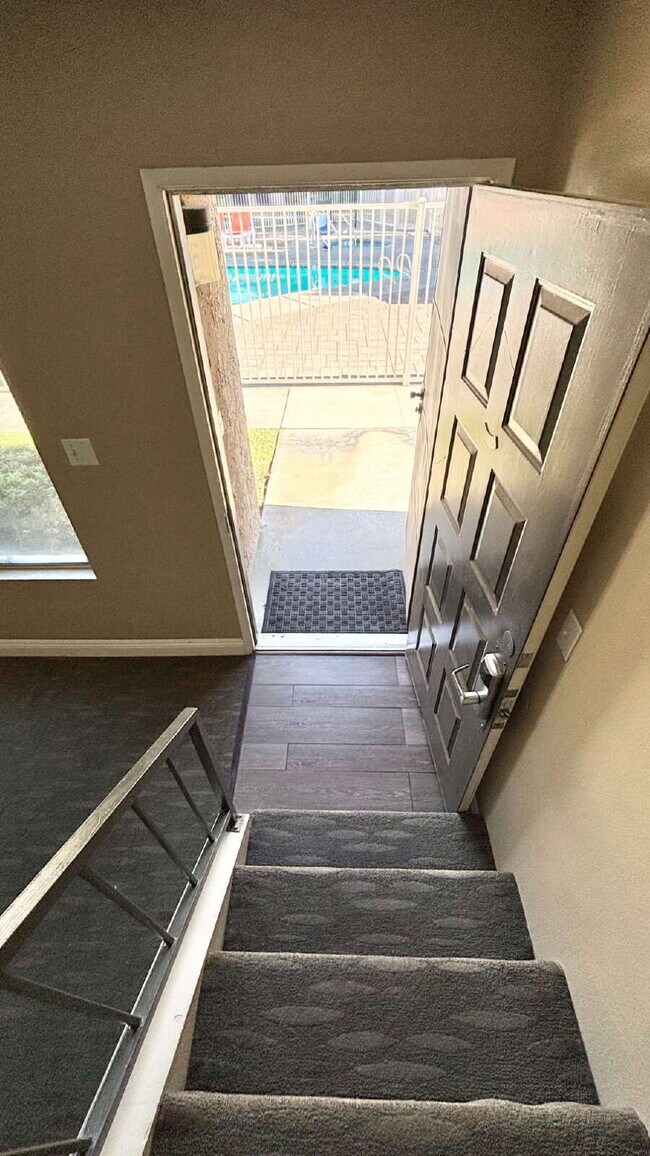 Building Photo - 2 Bedrooms Townhome Availble For Rent in Indio