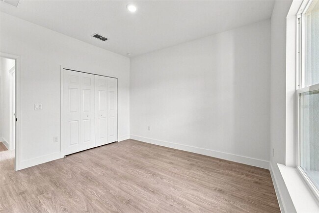 Building Photo - 143 Gondolier Pl