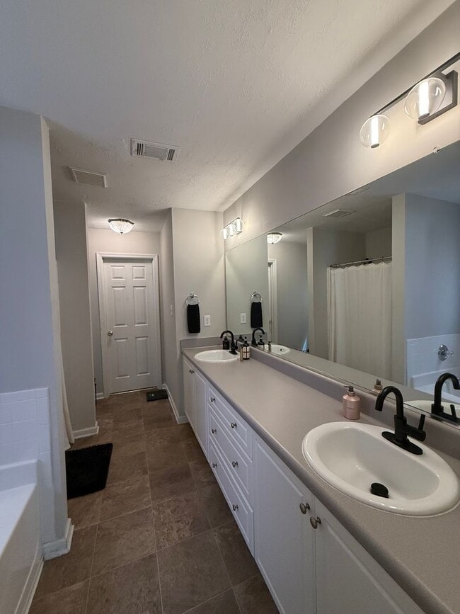 Building Photo - 4Bed 2.5Bath