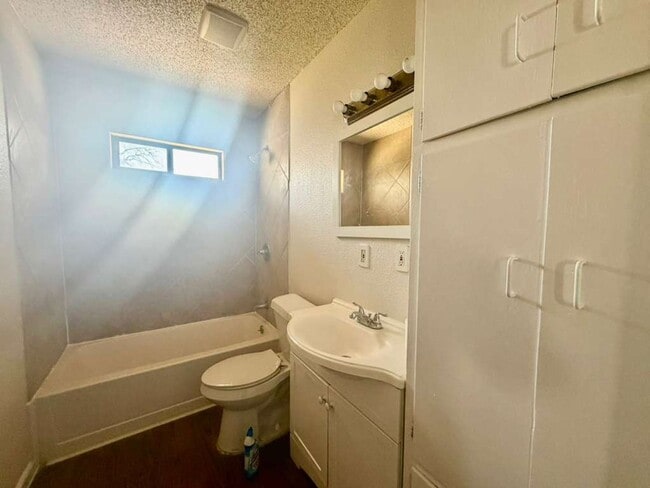 Building Photo - Charming rental home in Southeast San Antonio!