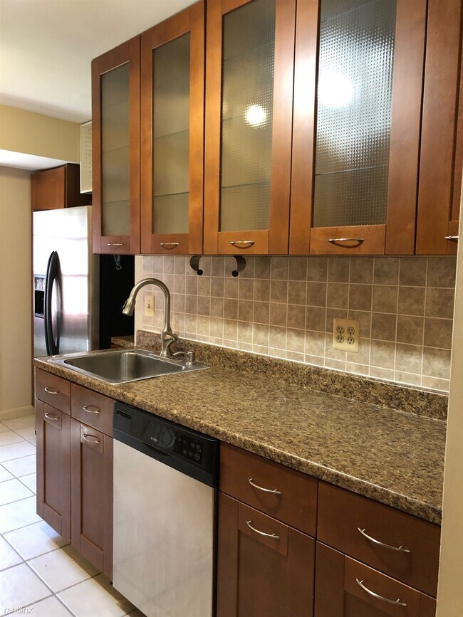 Building Photo - 2 br, 1 bath Condo - 5913 Mayflower Court T3