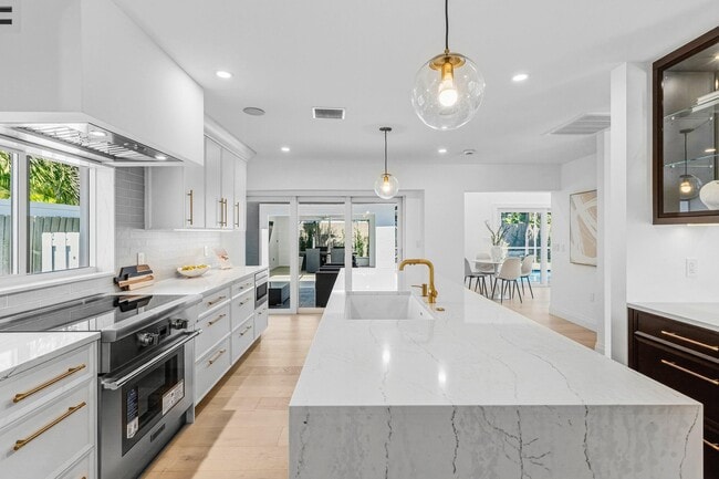 Building Photo - 735 NE 6th St