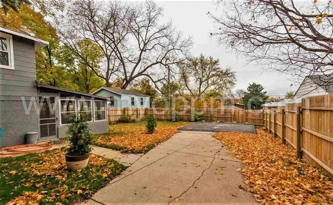 Building Photo - Stunning 5 Bedroom / 2 Bathroom Home | Han...