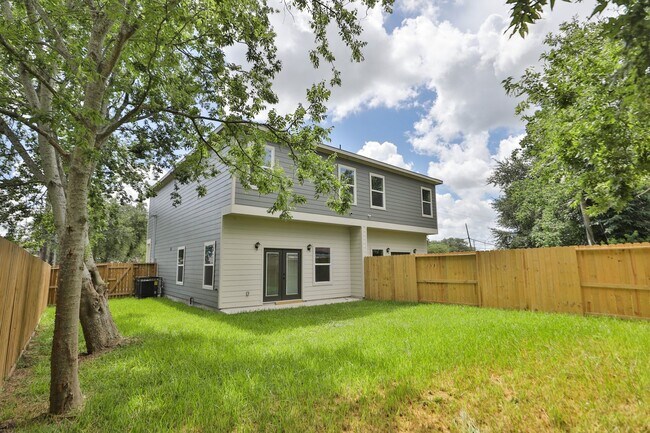 Building Photo - For Lease | 4 Bed, 2.5 Bath | 1,450 Sq Ft |