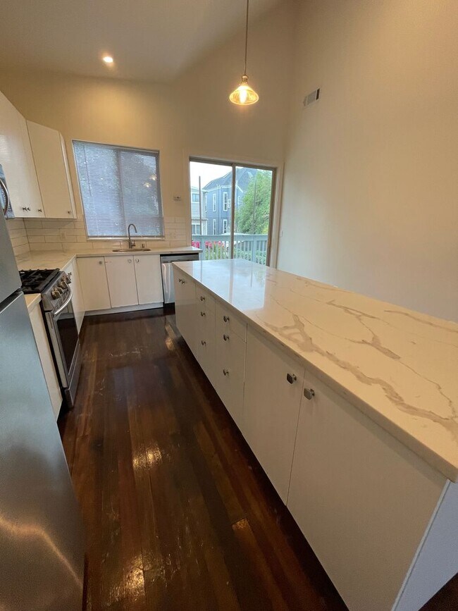 Building Photo - 1/2 Off First Month's Rent, 6Bdrm, 3Bath