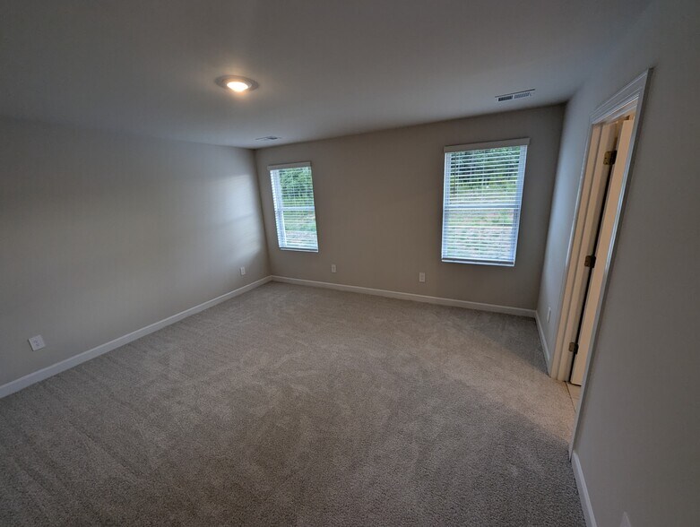 Building Photo - 1001 Penfold Pt