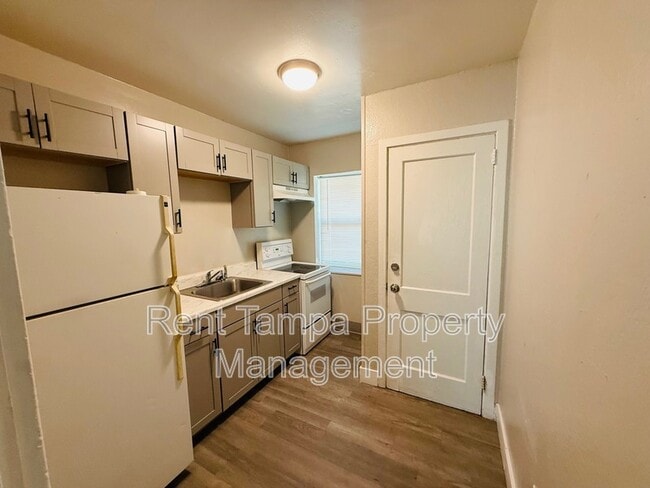 Building Photo - 637-637 17th Ave S