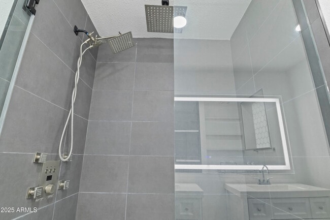 Building Photo - 2166 E Greenway Dr