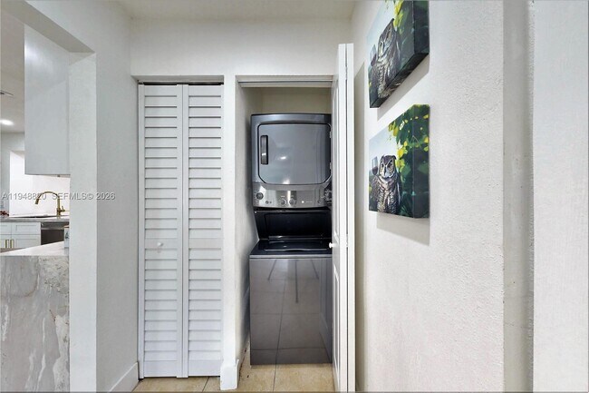 Building Photo - 4711 SW 42nd Terrace