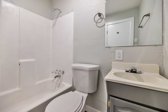 Building Photo - FABULOUS 2 BEDROOMS AND 1 B ATHROOM WITH P...