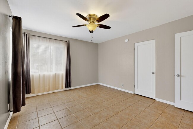 Building Photo - 2020 Hendola Dr NE