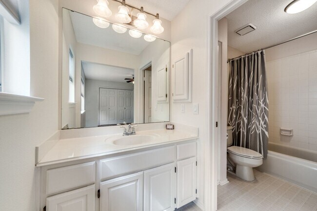 Building Photo - RENOVATED 4-BEDROOM IN MISSION RIDGE