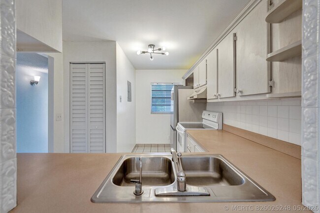 Building Photo - 9470 Poinciana Pl