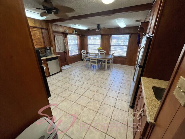 Building Photo - Spacious 3 Bedroom Brick Home in the Heart of Stephenville!