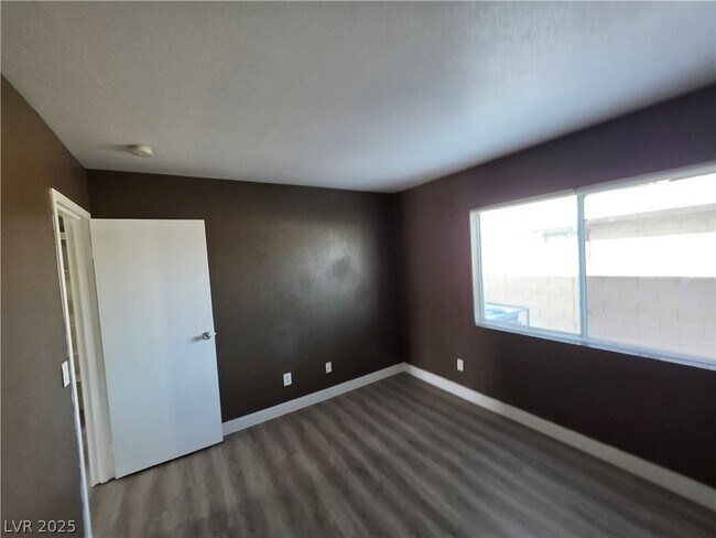 Building Photo - 5165 E Glendale Ave