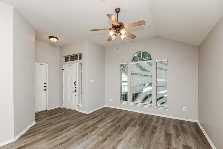 Building Photo - 1345 Meadowbrook Ln