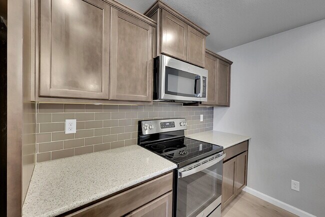 Building Photo - $2,150 - 3 Bed, 2.5 Bath Updated Townhome ...