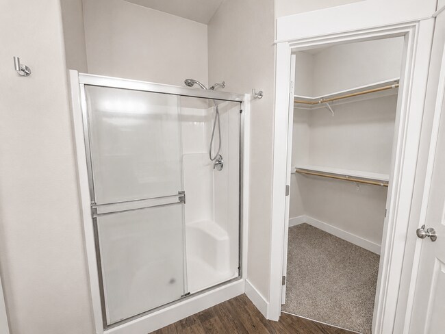 Building Photo - Spacious 3BR Home with Private Yard Near Alpenglow Park